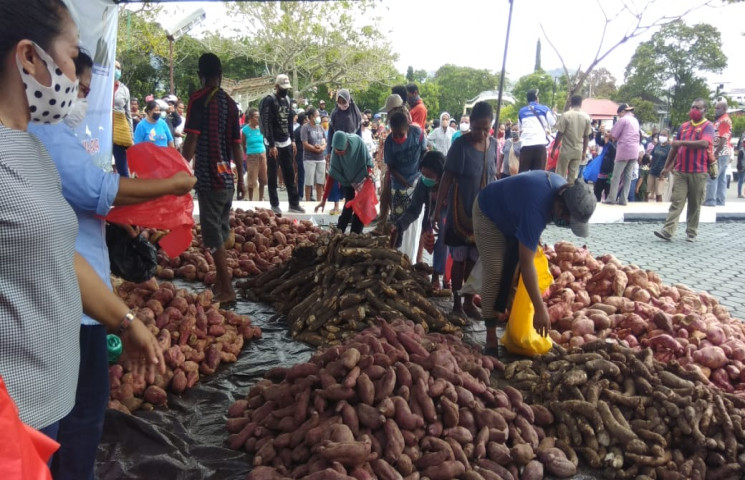 Gubernur Beli Hasil Pertanian Dari Pedagang Mama-mama Papua